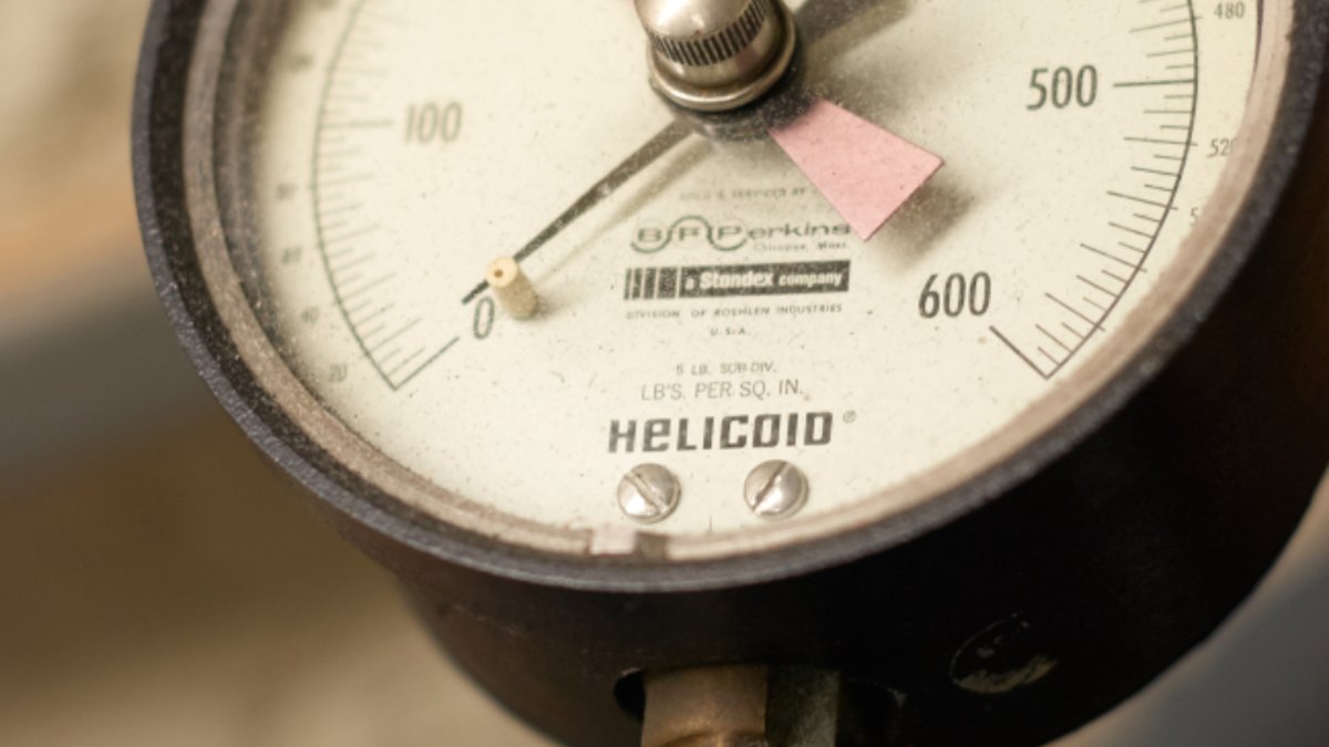 An industrial pressure gauge reading the chamber vacuum that governs sublimation rate and cake quality — a Vacuumulator feature by Panacea Bio Chem and Bogdan Dicoias